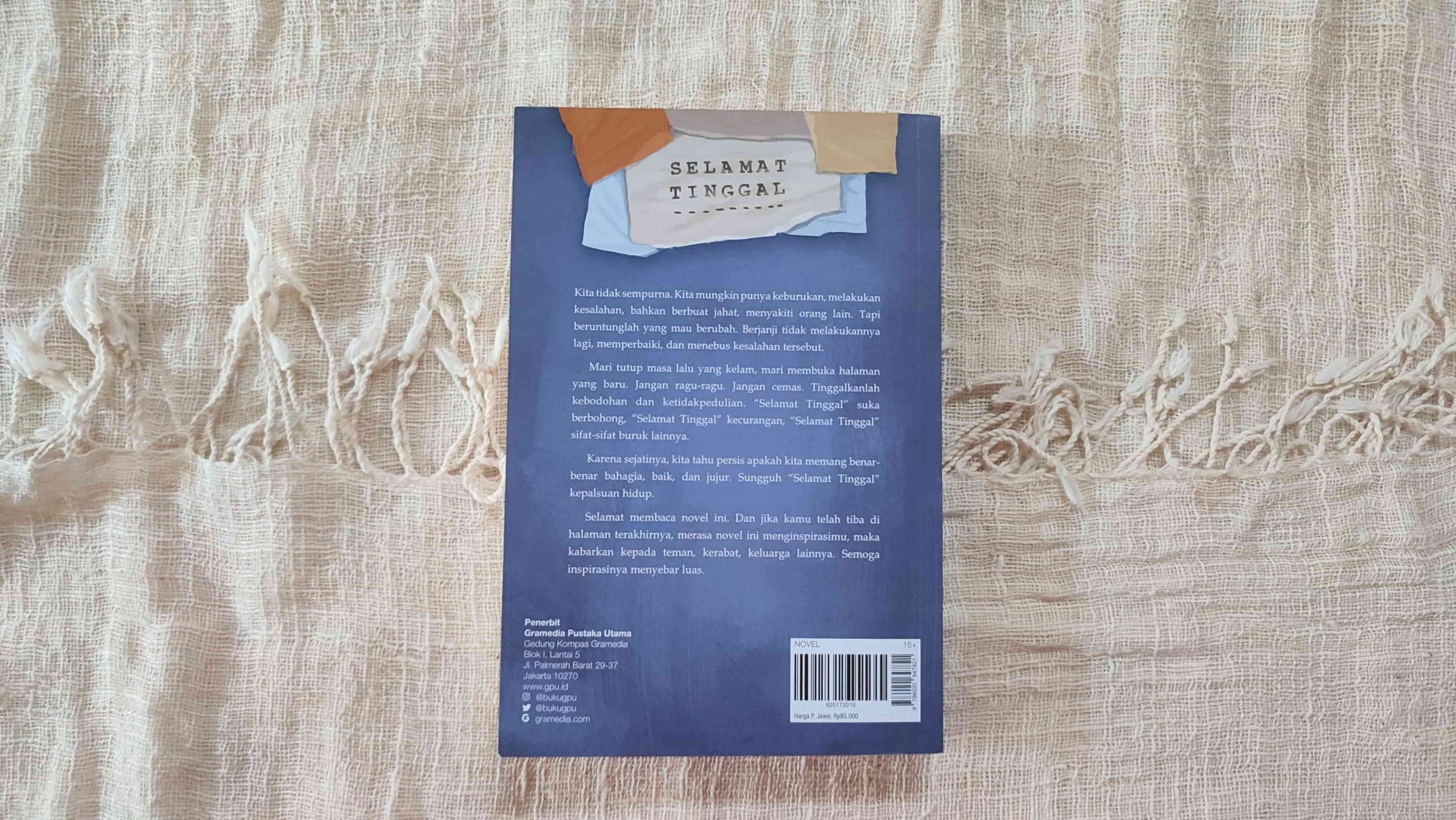 sampul belakang novel selamat tinggal tere liye
