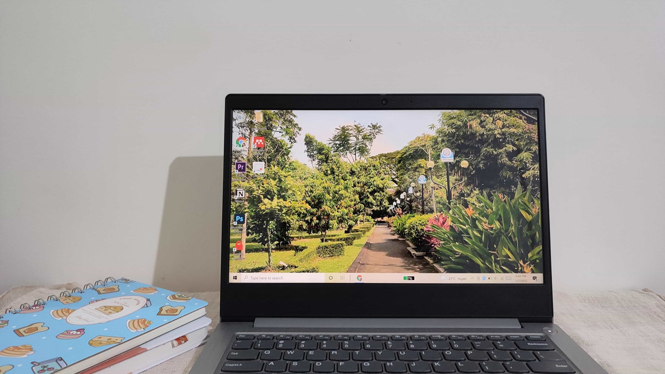 laptop dengan wallpaper hijau