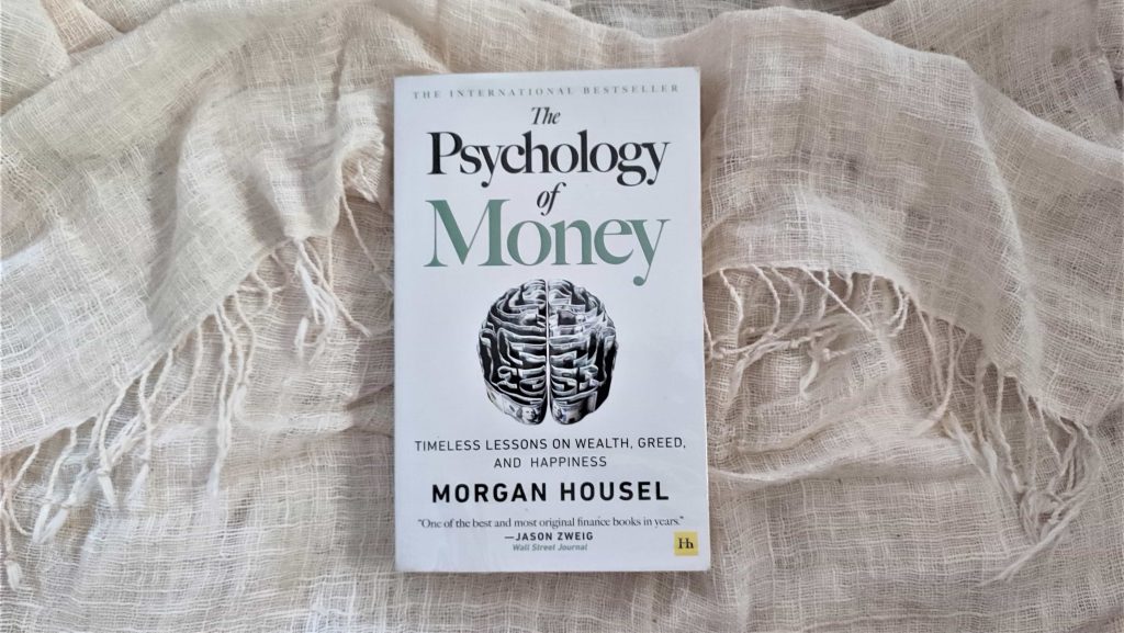 cover depan buku the psychology of money oleh morgan housel