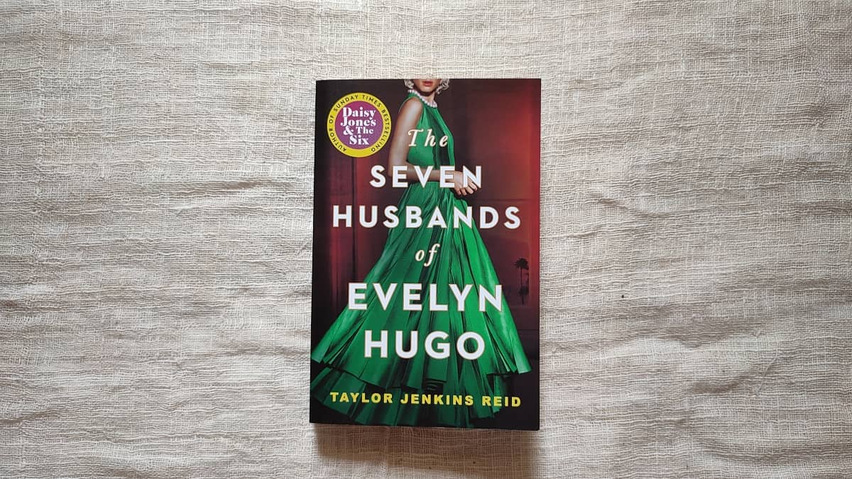cover depan the seven husbands of evelyn hugo